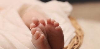 Police are searching for a woman who allegedly kidnapped a one-week-old baby in Klerksdorp last Thursday.