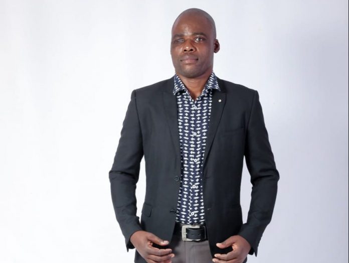 Bernard Cement – a Limpopo Mathematics teacher, was recognised for his brilliant teaching skills with a Stella Clark award by the University of Cape Town last week.