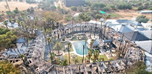 The beautiful home away from home for many travelers around the country, Mmabatho Palms Hotel in Mahikeng is in ashes. Image: Twitter.