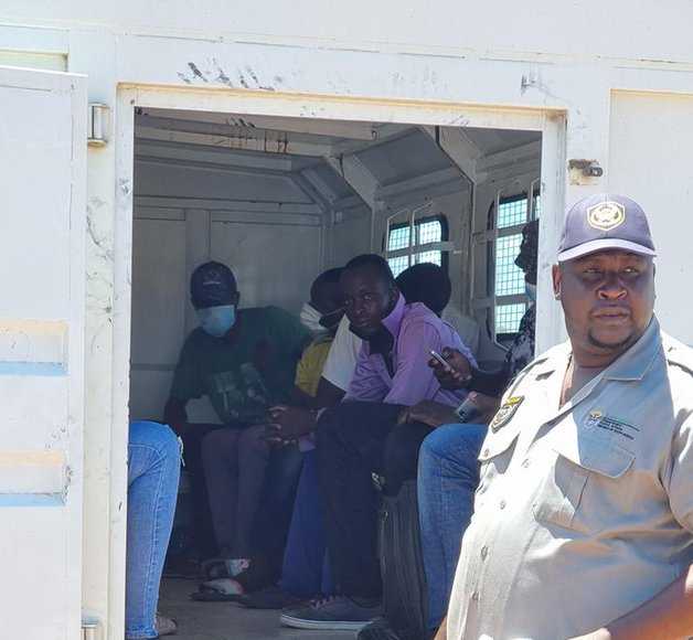 'Officials who turned down bribes of up to R200 000 applauded'