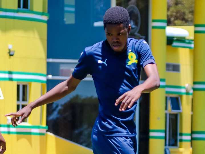 Sundowns loan out Sifiso Ngobeni to SuperSport United